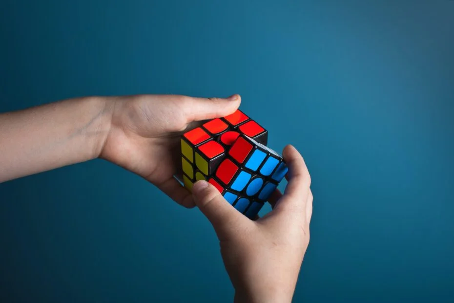 2 hands holding a rubiks cube.